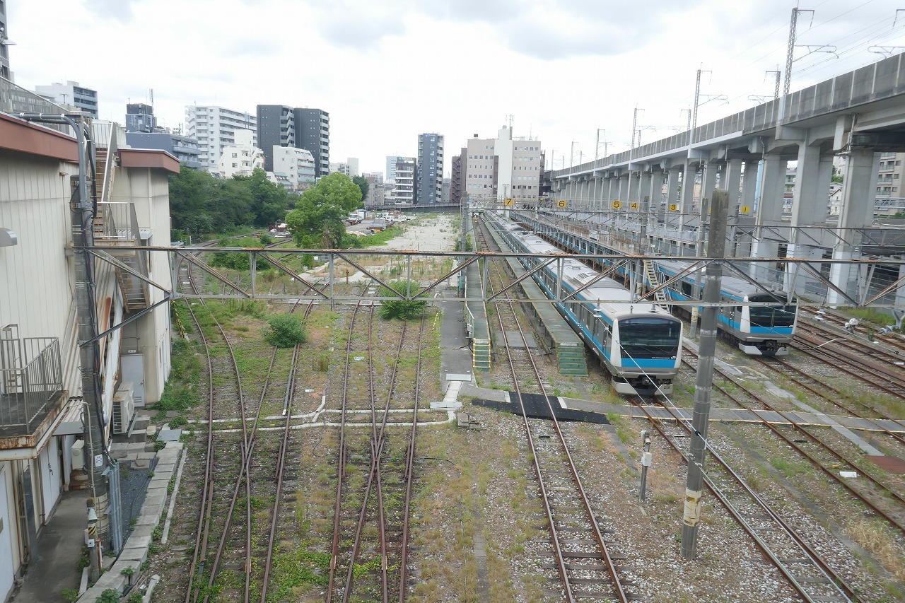 東十条駅北口跨線人道橋から見た線路（2022年7月撮影）