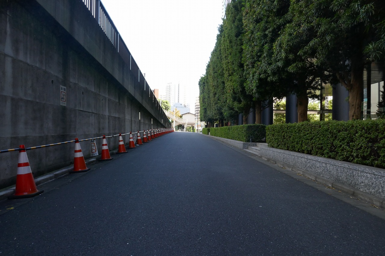 三田警察署前交差点側道（2022年10月撮影）