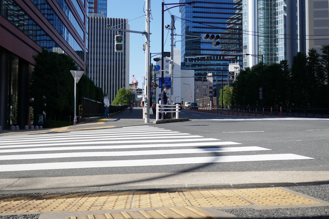 三田警察署前交差点札の辻橋方面（2022年10月撮影）