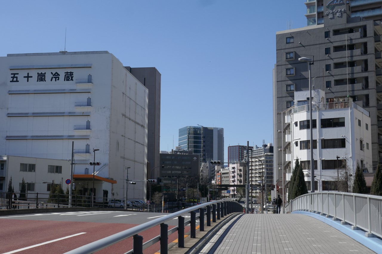 潮路橋から田町駅方面（2023年3月撮影）